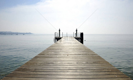 湖上的木码头与天空相映成趣意大利巴多利诺图片