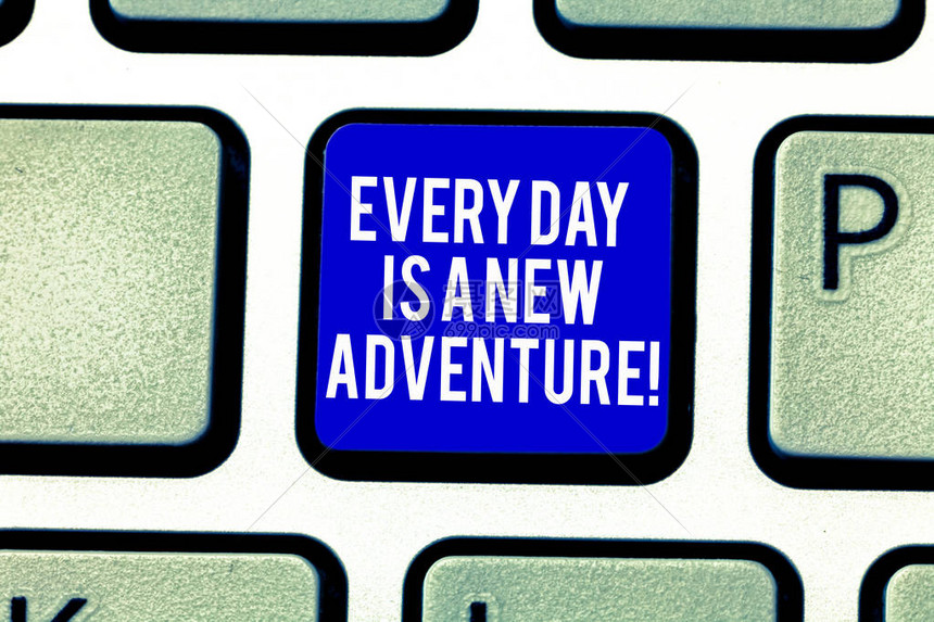 手写文字每一天都是一次新的冒险概念意义以实证主义动机开始你的一天键盘意图创建计算机消息图片