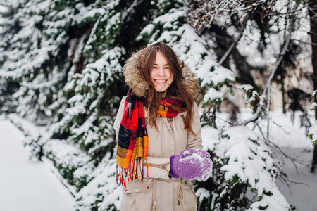 美丽的白人年轻人在寒冬的雪林里享受幸福和欢乐的快乐雕塑是为了做手球套图片