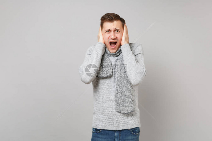 被激怒的年轻人穿着灰色毛衣高清图片下载正版图片505691047摄图网