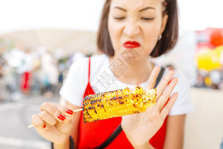 女人拒绝吃甜玉米被宠坏的食物和垃图片