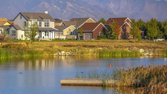 风景优美的景色与靠近湖对山的家园Oquirrh湖中可爱的房屋风景优美图片