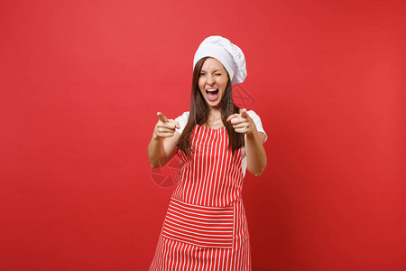 身穿条纹围裙白色T恤衫被红色墙背景隔绝的女主妇厨或面包师图片