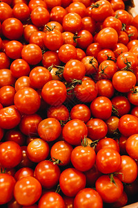 一堆新鲜成熟的西红柿食物背景图片