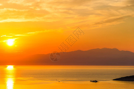 夕阳映照在海水中的美景图片