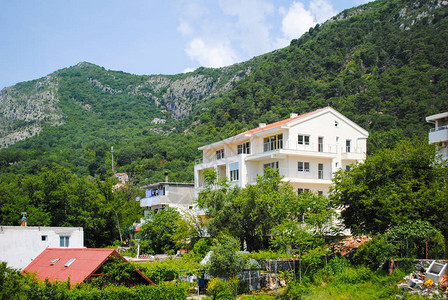 黑山区的多层住宅背景图片