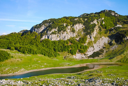 黑山白天风景秀丽的河流和湖泊图片