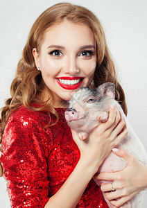 微笑着的女人和猪宠物女模特面部化妆图片