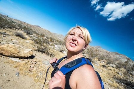金色女登山小点在Catherella山谷的加利福尼亚沙漠中漫步时图片