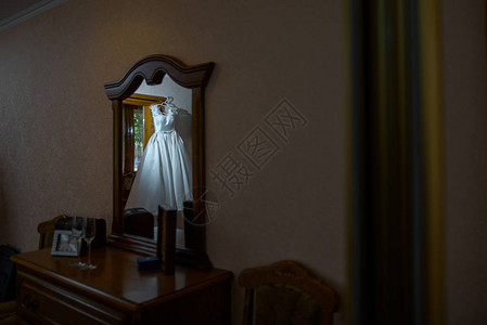 镜子中婚纱的倒影图片