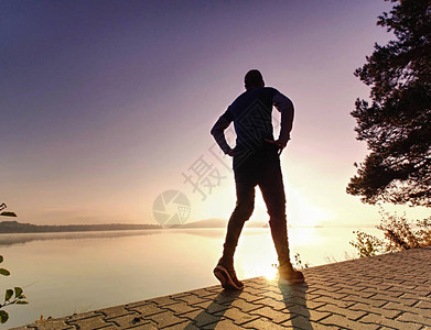 人类在湖湾的人行道上奔跑每天早上训练图片