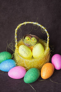 明亮多彩的复活节彩蛋和鸡肉图片