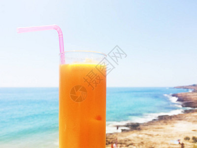 饮料鸡尾酒和庆典风格的概念海滩上橙汁图片