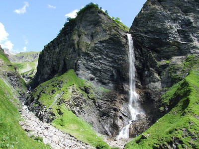 Piltschinabachfall瀑布在Weisstannen图片
