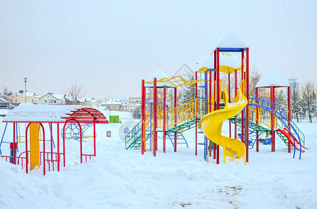 冬季雪地游乐场图片