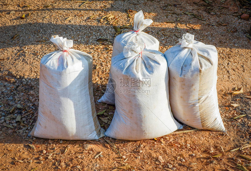 米袋农业肥料袋产品农业和从地面收获的农田到当图片