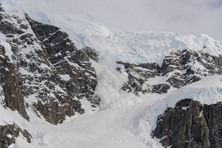 南极山脉的雪崩图片
