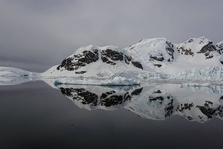 反射的南极景观图片