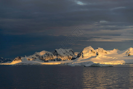 夕阳下的南极洲风景图片
