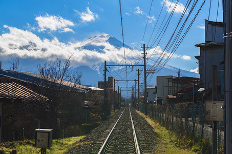 前往富士吉田市富士山铁路天空多图片