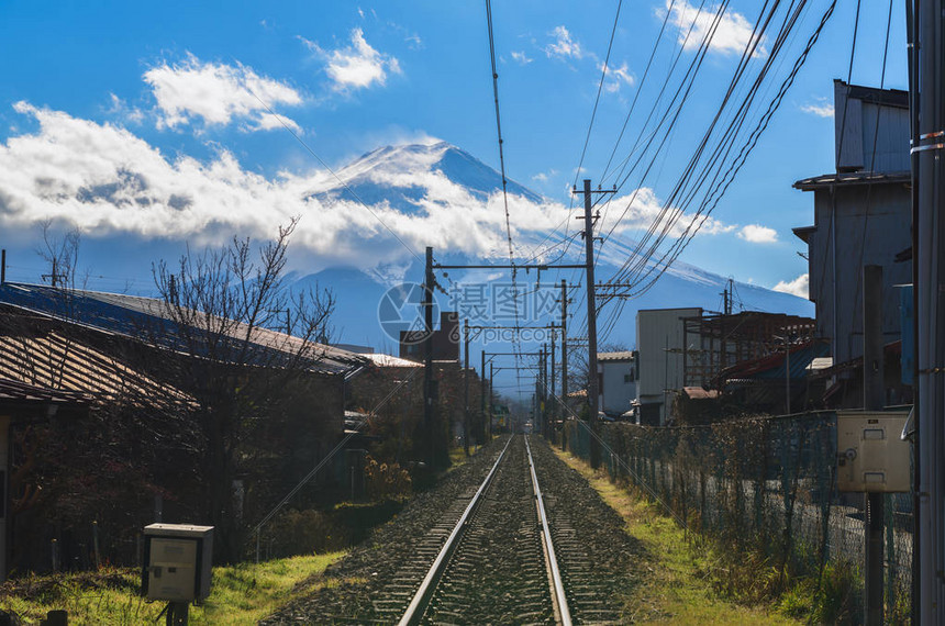 前往富士吉田市富士山铁路天空多图片