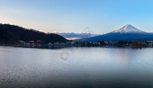 河口湖富士山全景观日本的标志和象征山富士山风景日出在早晨时间图片