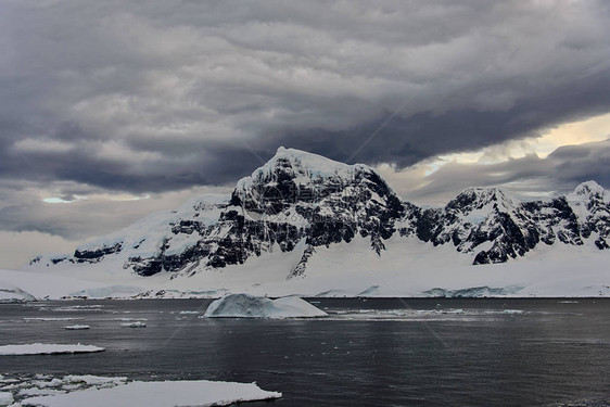 冰川和山脉的南极景观图片