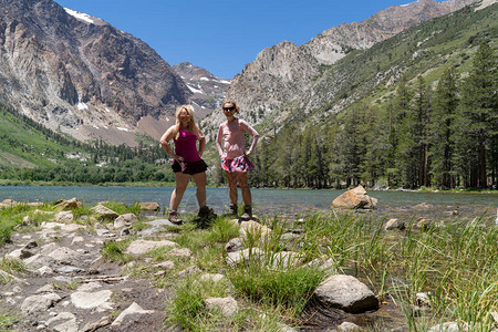 两位女朋友在东部内华达山区6月加利福尼亚湖附近的帕克湖享受观光景色图片