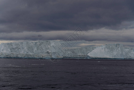 南极洲的板状冰山图片