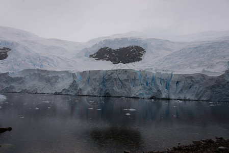 有冰川的南极海滩图片