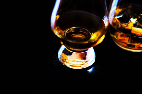 苏格兰威士忌在玻璃杯中冰块金色威士图片