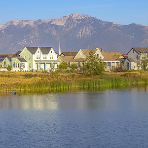 反对山附近闪亮的Oquirrh湖的家园湖拥有美丽的湖畔住宅图片