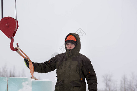 在卸冰板时穿着夹克和头盔的穿衣图片
