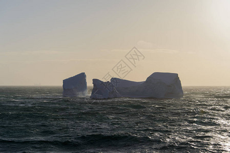 冰山在南极海反对太阳图片