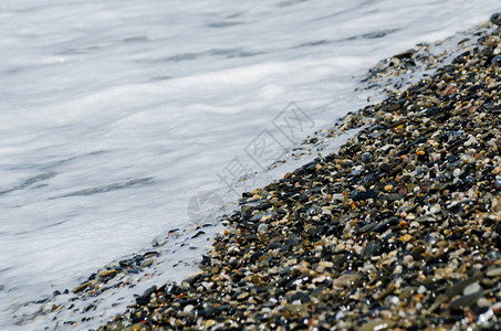 海浪冲刷的卵石海滩形成海岸的大小和各图片