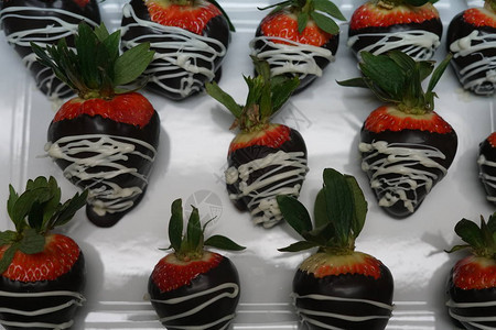 草莓裹着巧克力美味的甜点图片