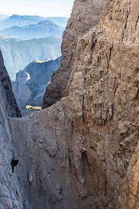 男登山者在意大利多洛米特山脉的令人惊叹的风景中图片