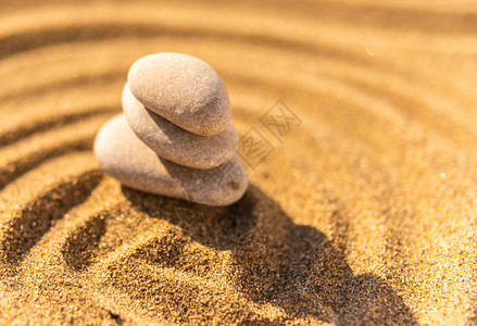 沙子中的zen冥想石纯洁和谐与精神的理念温泉健康和瑜图片