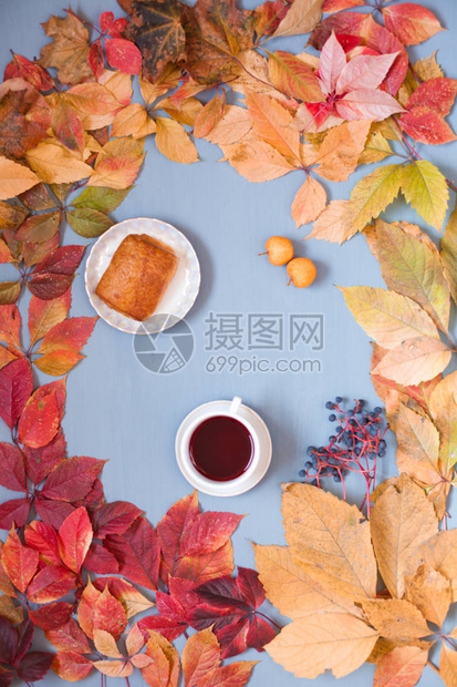 一杯茶与糕点蛋糕木制背景与叶子图片