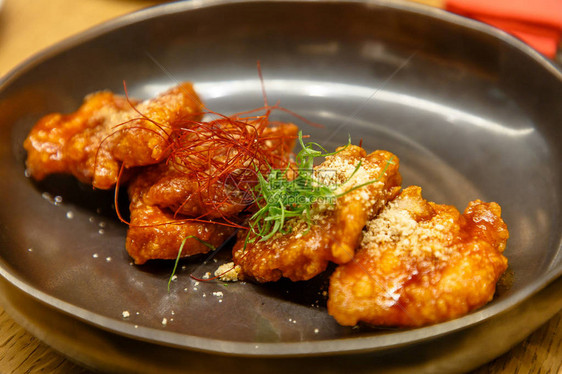 裹粉的照烧鸡肉一道日本料理图片