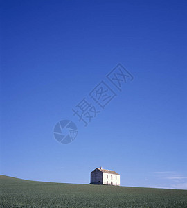草地上的小避暑别墅蓝天清澈图片