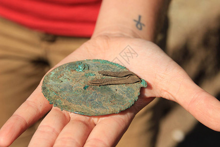考古学家在发掘古铜镜丘时发现高清图片