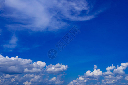 蓝色天空和白云与太阳光耀斑相复制的夏季空间从图片