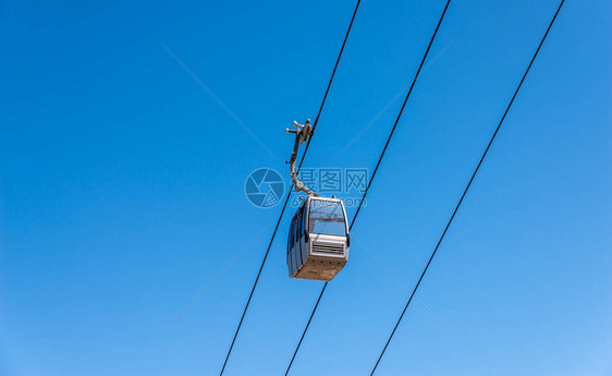 反对天空的索道高空运输和旅图片