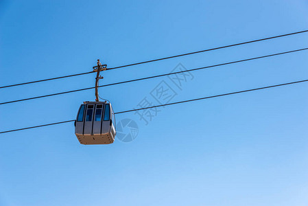 反对天空的索道高空运输和旅图片