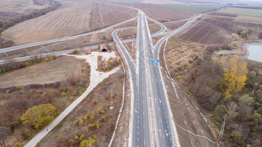 高速公路和立交桥的鸟瞰图路口高图片