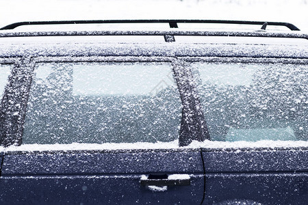 冬天下雪非常寒冷车盖满了图片
