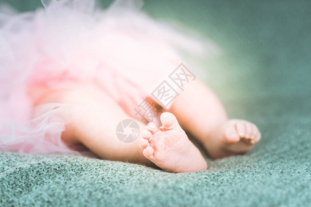 穿着粉色芭蕾舞短裙的小芭蕾舞演员新生儿脚软焦点背景图片