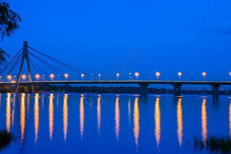 夜间跨越宽河大桥Dnieper图片