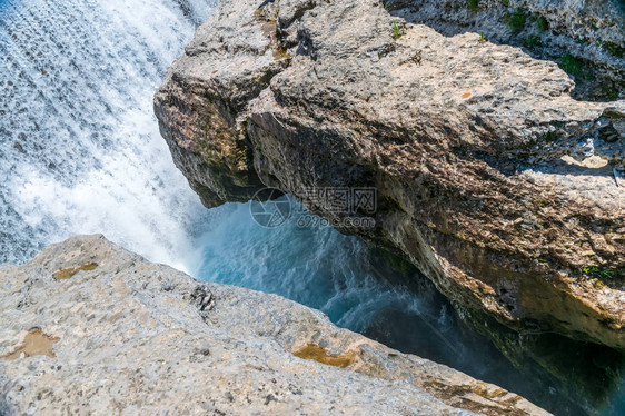 在黑山Cievna河上欣赏尼亚加拉大瀑布图片